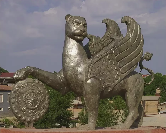 Статуя грифона